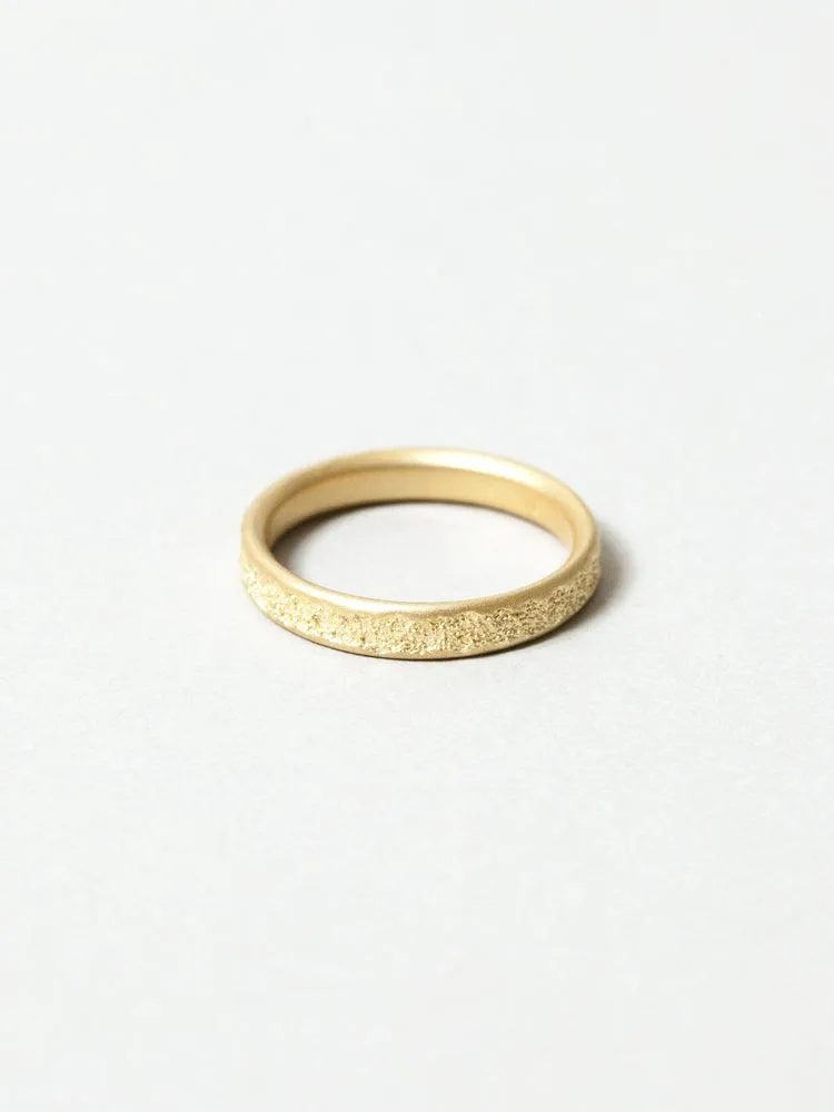 Center Cast 18K Gold Wedding Band
